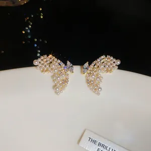 Vue détaillée de boucles d'oreilles papillon de style français avec perles et cristaux