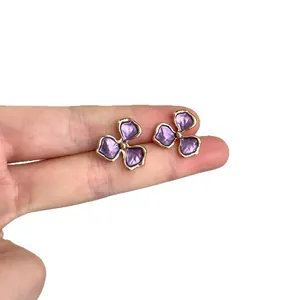 Hand-held Korean minimalist purple flower stud earrings with gold trim and sweet aesthetic