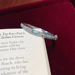 Gros plan d'un élégant bracelet en argent avec des pierres de zircone bleues