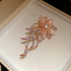 Spilla a fiore vintage in oro rosa con pietre occhio di gatto rosa e strass lucenti