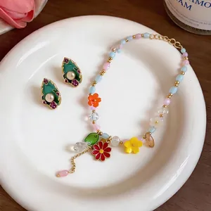 Set di braccialetto di perline floreali e orecchini di perle in eleganti colori pastello