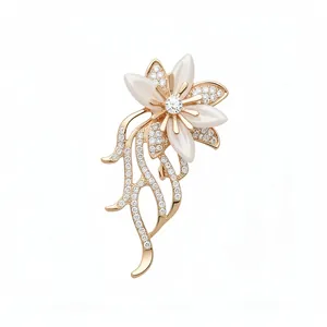 Elegante spilla floreale in oro rosa con petali in occhio di gatto e pavé di cristalli