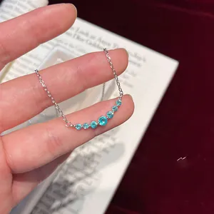 Gros plan d'un collier en zircon bleu sel de mer avec chaîne argentée sur fond élégant
