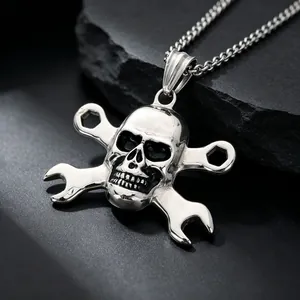 Detailaufnahme eines Totenkopf-Anhängers mit gekreuzten Schlüsseln im Punk-Stil