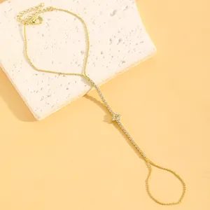 Bracelet de doigt doré élégant avec accents CZ étincelants et une chaîne réglable