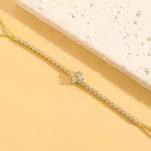 Vue détaillée d'un bracelet de doigt de luxe en strass doré avec motif trèfle élégant