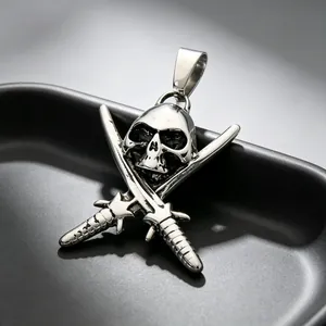 Detailansicht eines Punk-Anhängers mit Totenkopf und gekreuzten Schwertern aus Stahl