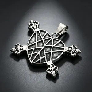 Nahaufnahme eines gotischen herzförmigen Kreuzanhängers mit geometrischem Webmuster in Silber.