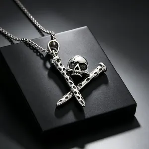 Detailansicht des gotischen Totenkopf-Anhängers mit gekreuzten Baseballschlägern