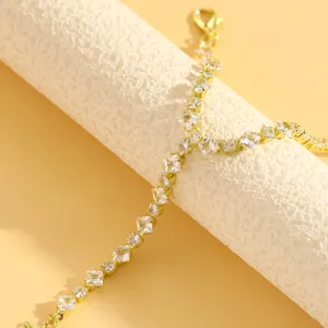 Gros plan sur un bracelet de doigt de luxe en or avec des zircons carrés étincelants.