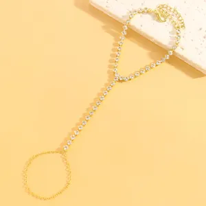 Gros plan d'un magnifique bracelet bague doré orné de zircons carrés étincelants.