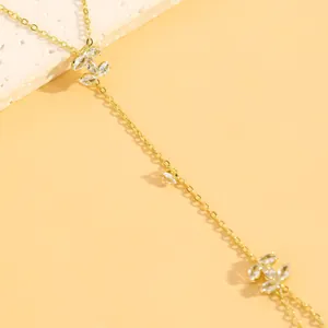 Détail d'un bracelet bague ajustable doré avec des motifs de feuilles en cristal