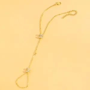 Vue détaillée d'un élégant bracelet bague réglable doré orné de strass brillants.