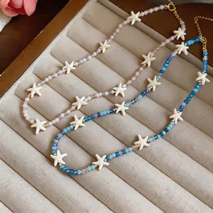 Handgemaakte glazen kralenketting met witte zeesterbedeltjes voor een strandvakantiestijl