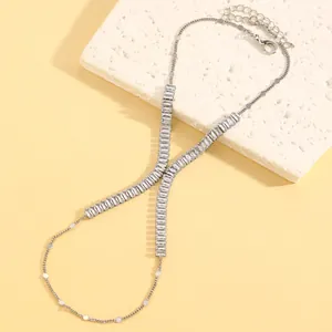 Vue détaillée de la chaîne de main luxe en strass argentés avec design en Y réglable