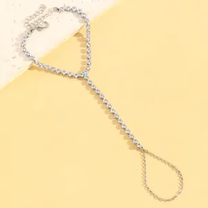 Vue détaillée d'un bracelet de main argenté en Y avec strass carrés