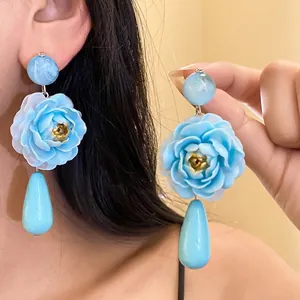 Orecchini a goccia in resina con fiori azzurri e perni in argento stile di lusso