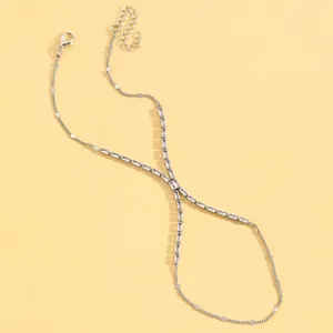 Chaîne de main élégante en argent avec strass rectangulaires scintillants pour femmes