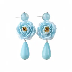 Eleganti orecchini a fiore in resina azzurra con pendenti a goccia e perni in argento.