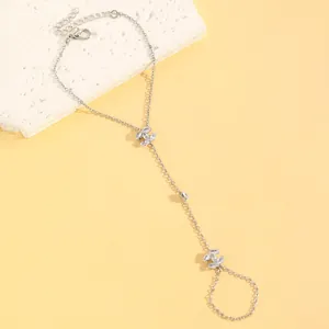 Élégante chaîne de main argentée avec strass marquise reliant le poignet et le doigt