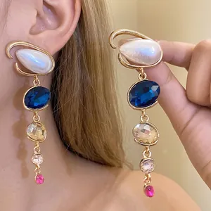 Eleganti orecchini pendenti vintage francesi con cristalli blu e perle a goccia bianche