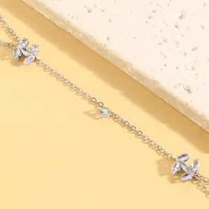 Vue détaillée d'un bracelet de main étincelant avec cristaux de marquise argentés