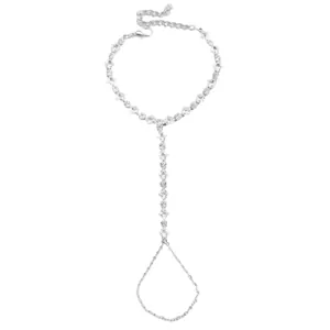 Vue détaillée d'un bracelet de main argenté orné de strass étincelants de haute qualité.
