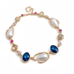 Collana vintage dorata con perle a goccia e pietre blu, dotata di catena regolabile