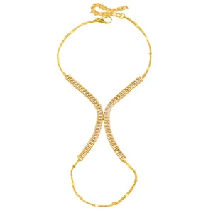 Détail du bracelet bague de luxe en or orné de zircons taille baguette