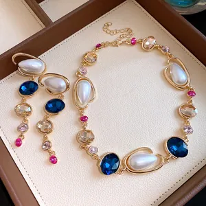 Dettaglio del set di collana e orecchini retrò francese con cristalli blu e perle