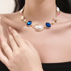Dettaglio di una collana regolabile con cristalli blu e perle in stile vintage.