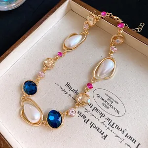 Dettaglio della collana vintage francese con cristalli colorati e perle in scatola