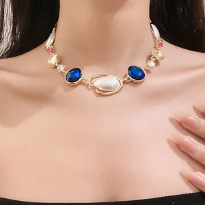 Dettaglio di una collana vintage francese con cristalli blu e perle su una modella