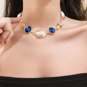 Dettaglio di un raffinato collier francese retrò con gemme blu e perle a goccia.