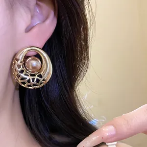 Boucles d'oreilles rondes ajourées dorées avec perle pour femme, style chic