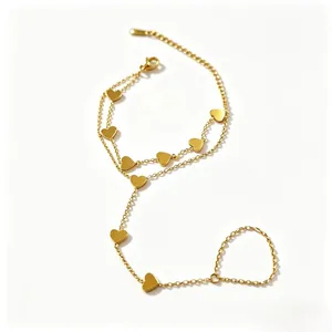 Elegante cadena de mano de doble capa con corazones en acero de titanio dorado para mujer