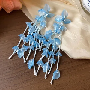 Elegante blaue Glasblüten-Quastenohrringe mit 18 Karat Vergoldung für den Urlaub