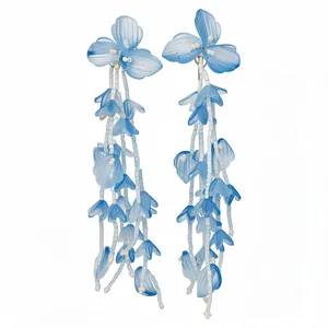 Elegante blaue Glasblumen-Ohrhänger mit langen Quasten für den perfekten Sommerurlaub