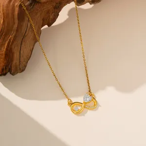 Nahaufnahme eines Unendlichkeit Herz-Anhängers mit glitzernden Zirkonia-Steinen in Gold
