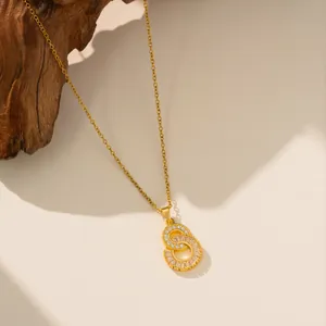 Nahaufnahme einer goldenen Unendlichkeitshalskette mit funkelnden Zirkonia-Steinen