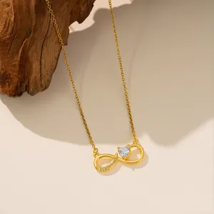 Nahaufnahme der goldenen Infinity-Herz-Halskette mit funkelndem herzförmigem Zirkon