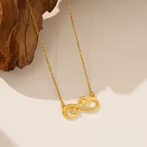 Nahaufnahme der goldenen Unendlichkeitshalskette mit Herz- und Pfotenabdruck-Zirkonia