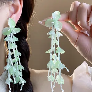 Elegante Ohrringe mit grünen Glasblüten und Quasten, 18k vergoldet für einen Luxus-Look