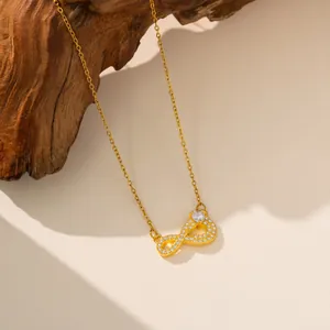 Elegante Halskette aus vergoldetem Titanstahl mit Unendlichkeitssymbol und Herz-Kristall.