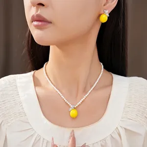 Elegante Perlenkette mit Zitronenanhänger aus Harz und passendem Ohrring-Schmuckset