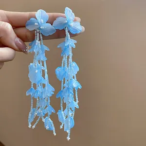 Elegante Ohrringe mit blauen Glasblumen und langen, feinen weißen Perlen-Quasten