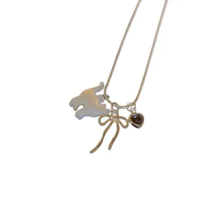 Collier pendentif chat mignon avec nacre, pierre en forme de cœur et breloque nœud