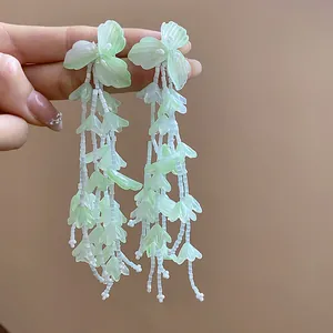 Elegante handgehaltene hellgrüne Glasblumen-Quastenohrringe mit 18 Karat Vergoldung