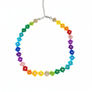 Collier de fleurs en perles de verre colorées avec dégradé arc-en-ciel et strass