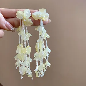 Detailansicht der Glasblumen-Quastenohrringe mit 18 Karat vergoldeten Silbernadeln